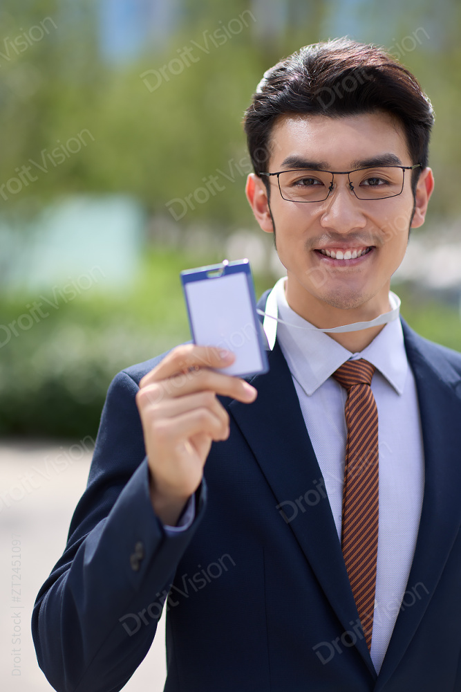 青年商务男士展示工牌图片
