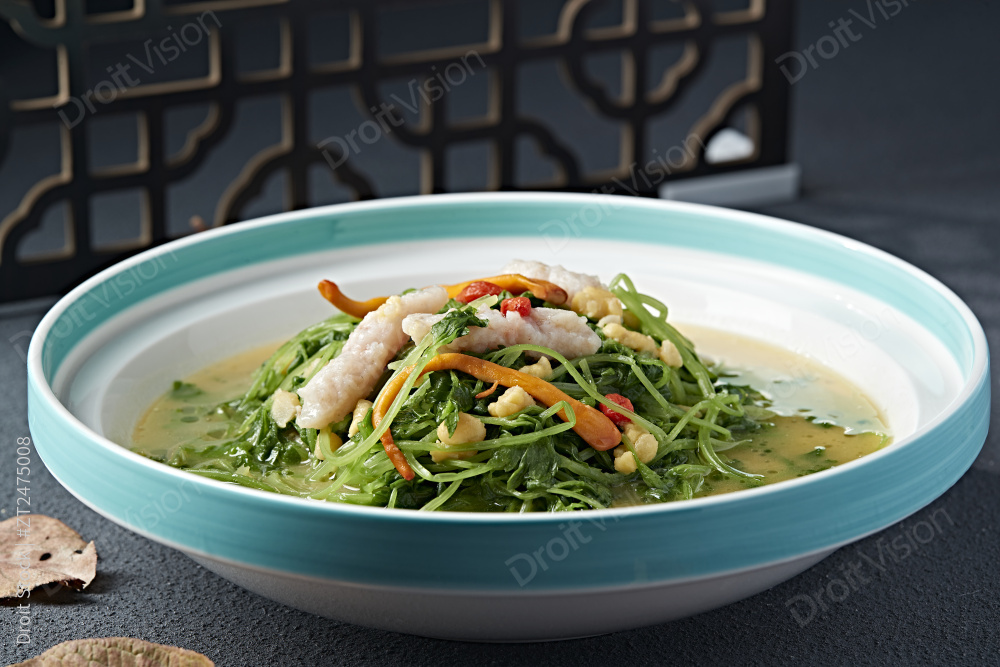 枸杞浓汤炖青菜苗鱼滑图片