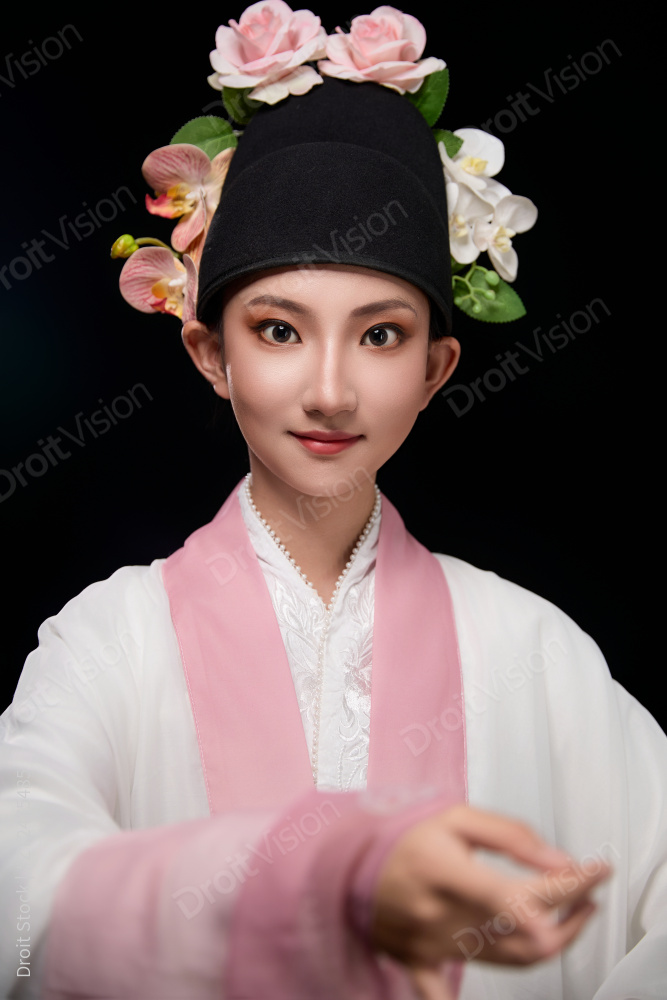 身着中国传统粤剧戏曲反串装扮的青年女性图片