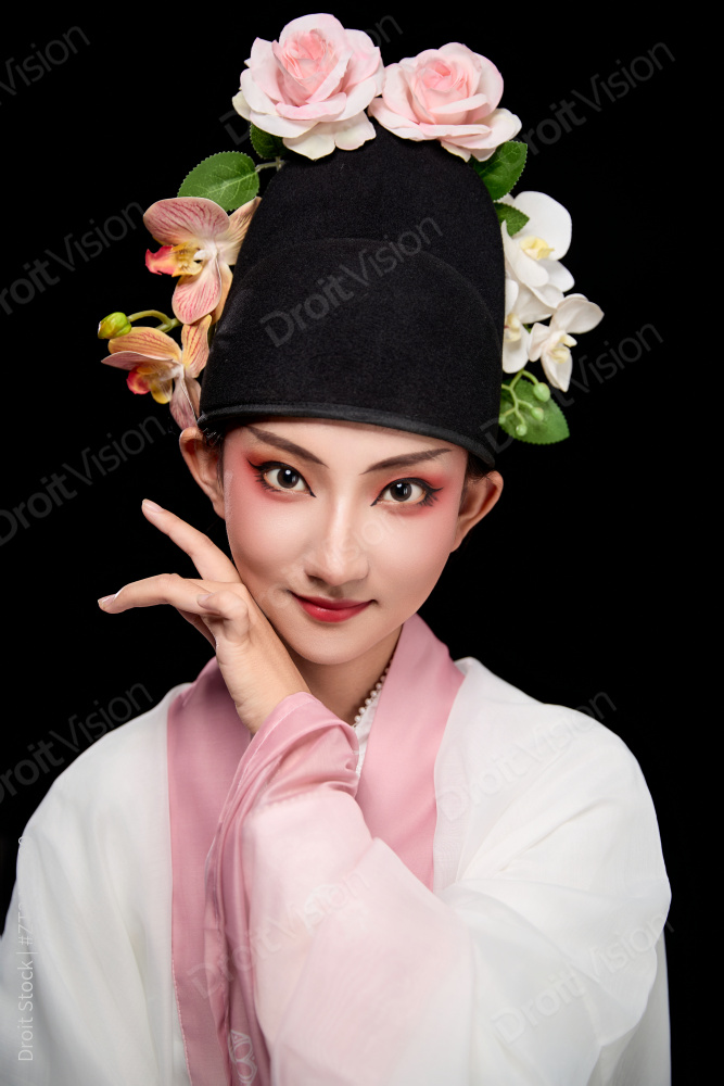 身着粤剧戏曲反串装扮手持折扇的青年女性图片