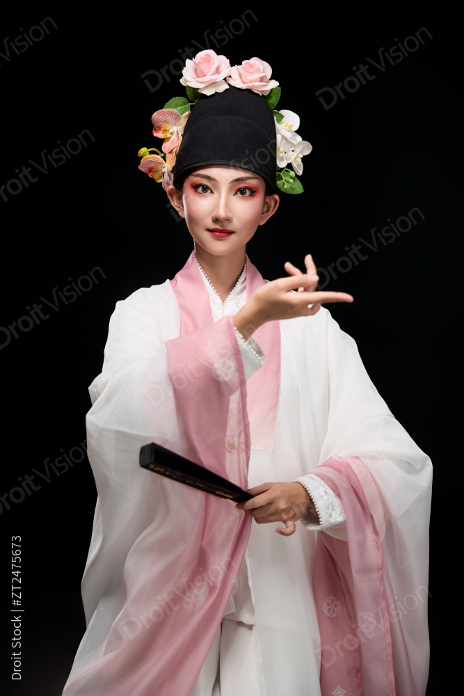 身着粤剧戏曲反串装扮手持折扇的青年女性图片