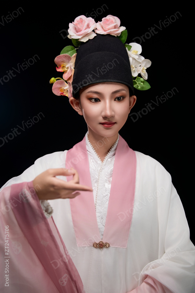 身着中国传统粤剧戏曲反串装扮的青年女性图片