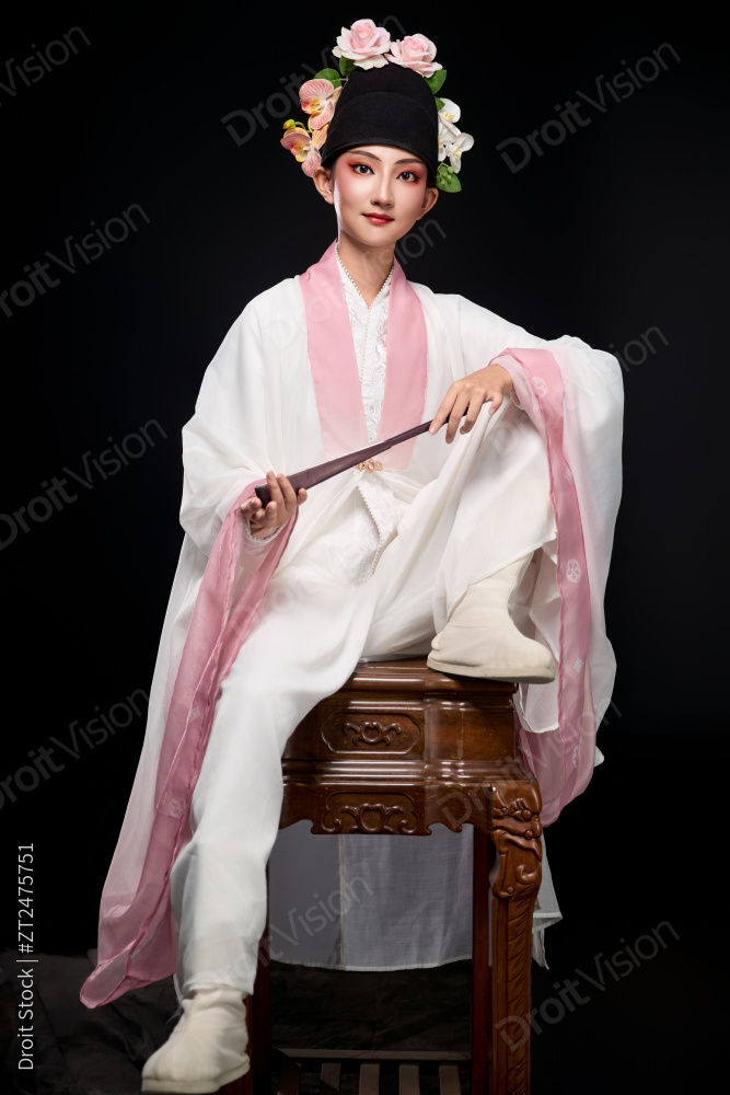 身着粤剧戏曲反串装扮手持折扇的青年女性图片