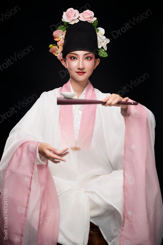 身着粤剧反串装扮手持酒杯折扇的青年女性图片