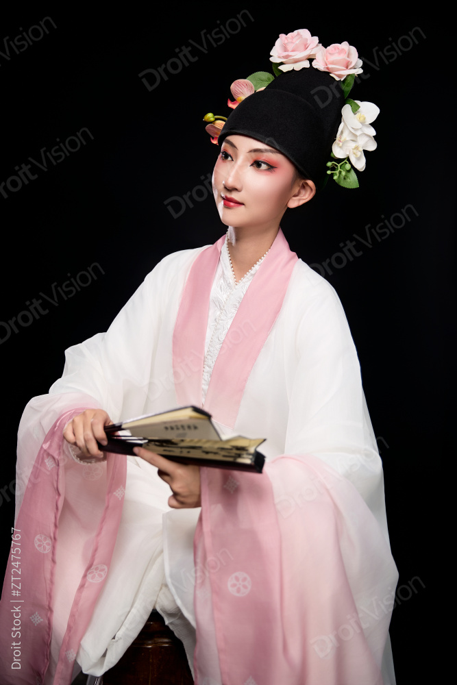 身着粤剧戏曲反串装扮手持折扇的青年女性图片