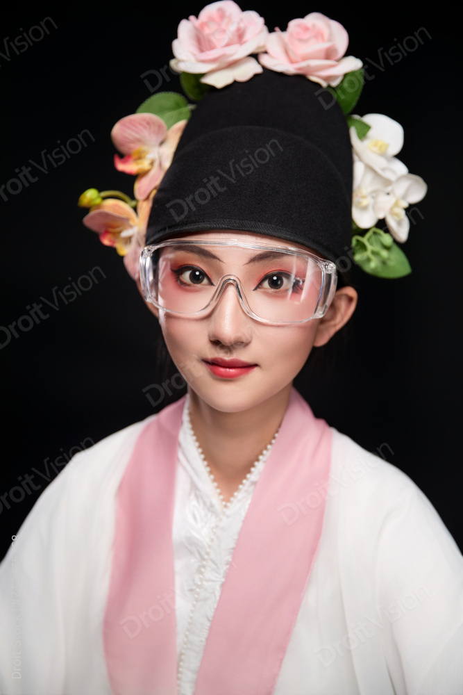 身着粤剧戏曲反串装扮手持折扇的青年女性图片