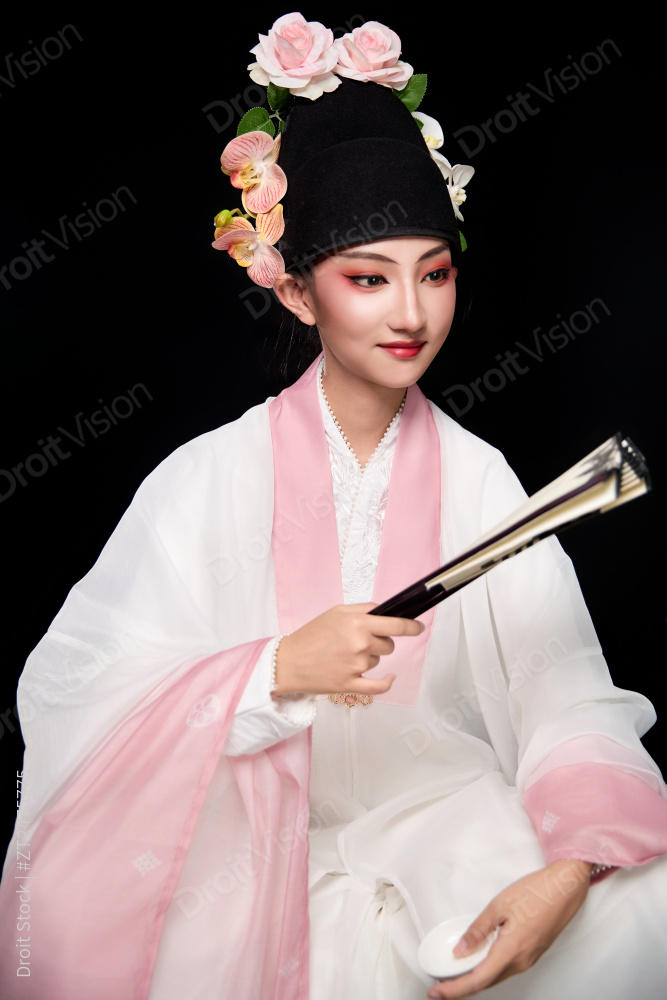 身着粤剧戏曲反串装扮手持折扇的青年女性图片