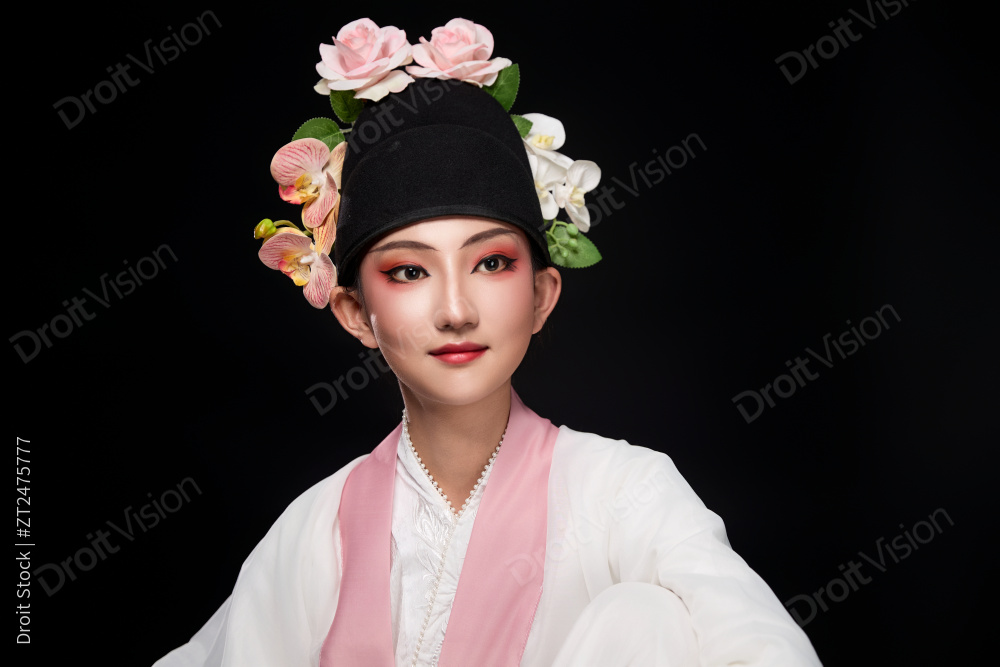 身着粤剧戏曲反串装扮手持竹简的青年女性图片