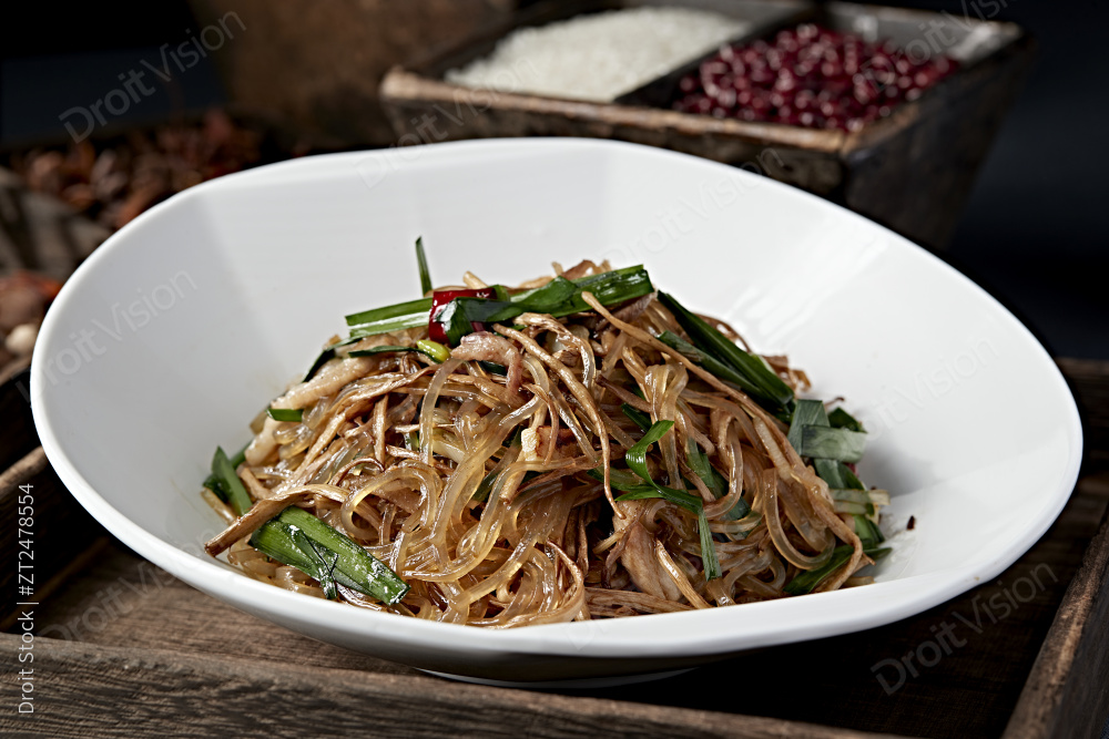 辣炒韭菜肉丝水晶粉茶树菇图片