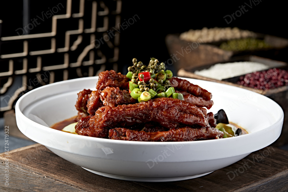 藤椒香辣酱焖虎皮凤爪图片