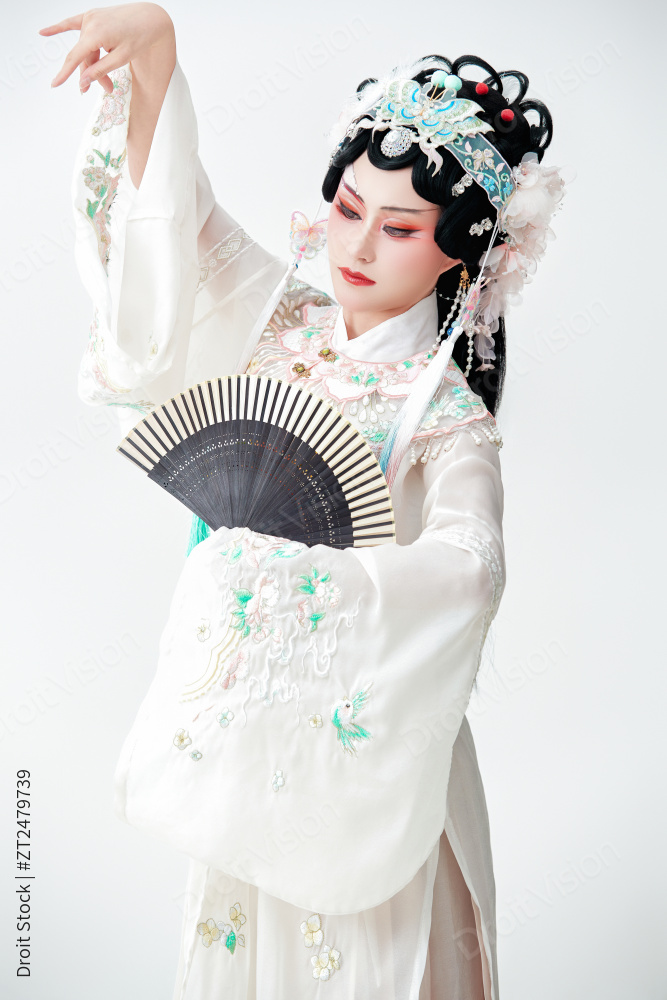 白色背景下国潮新派戏曲装扮的亚洲美女图片