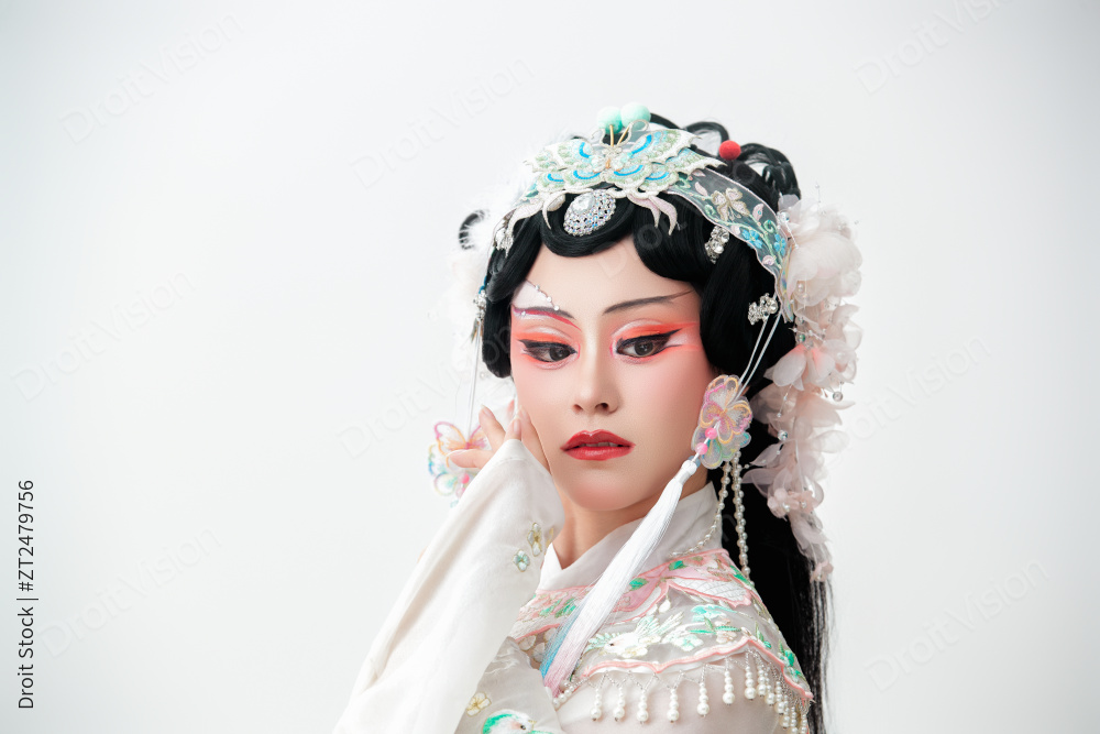 白色背景下国潮新派戏曲装扮的亚洲美女图片