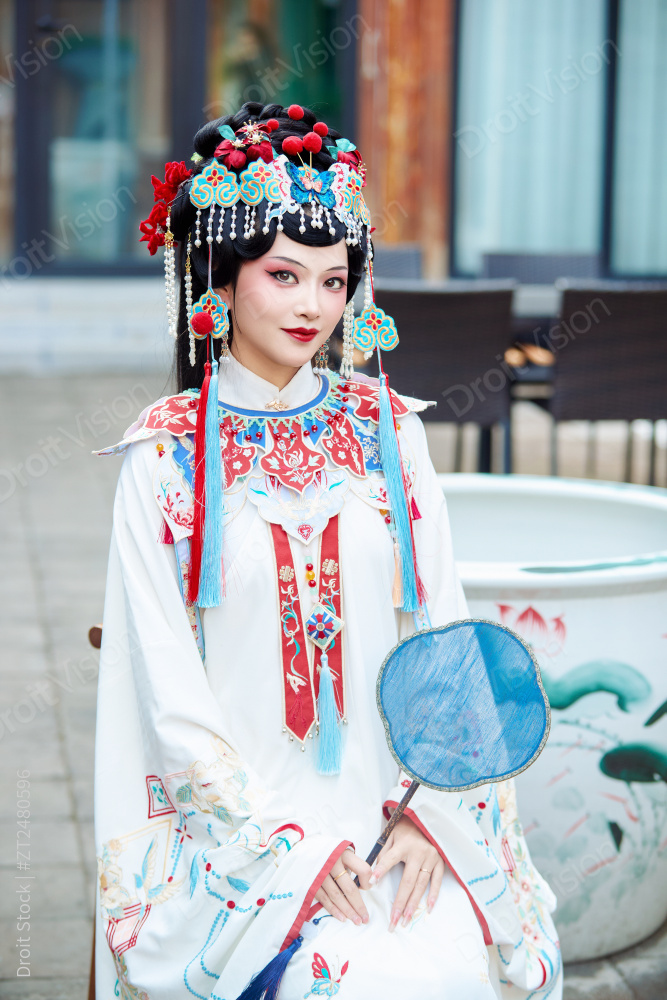 身穿国潮戏曲服饰进行表演的中国美女图片