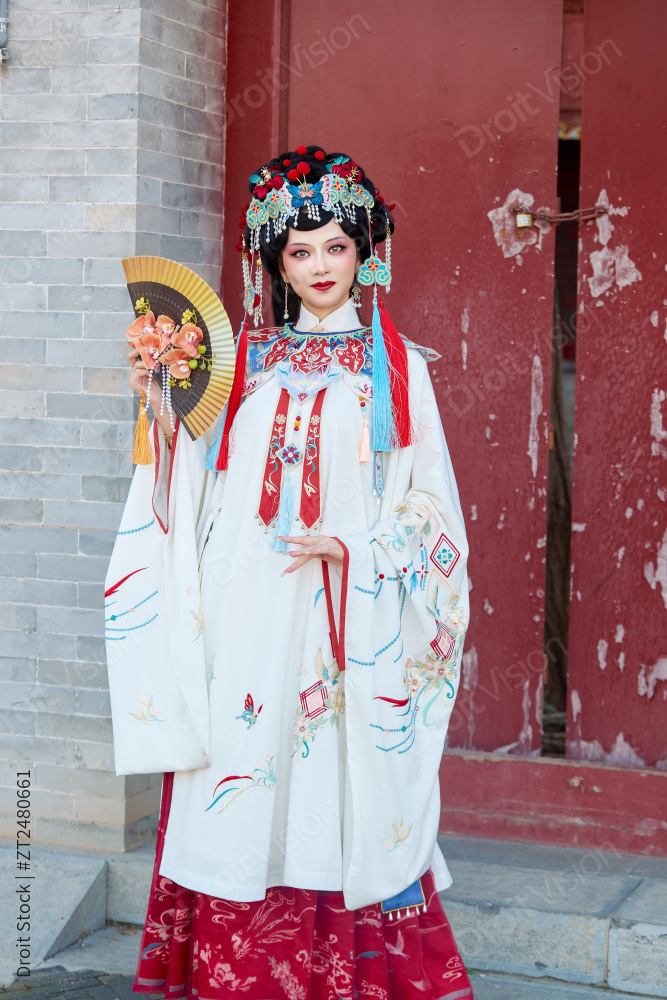 身穿国潮戏曲服饰装扮手拿花扇的中国美女图片