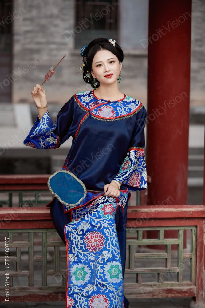 身穿中国清代晚期服饰吃糖葫芦的中国美女图片