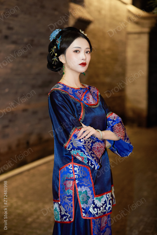 傍晚在古城身穿中国晚清服饰游玩的美女图片