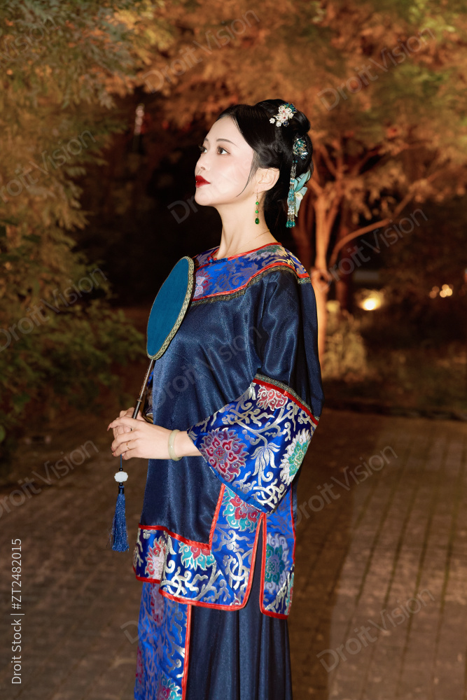 傍晚在古城身穿中国晚清服饰游玩的美女图片