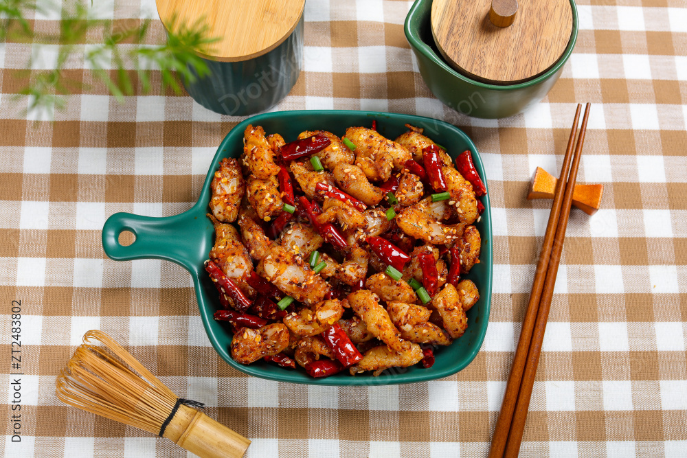 油炸香辣鸡脚筋图片