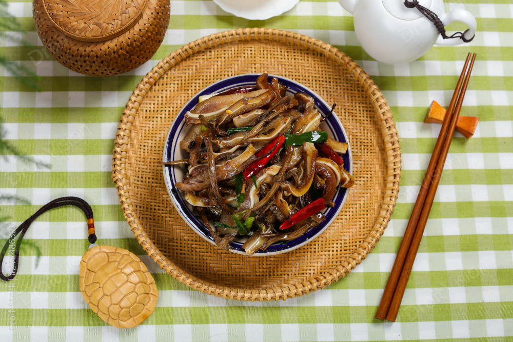 茶树菇炒猪耳朵图片