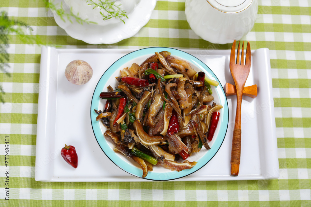 茶树菇炒猪耳朵图片