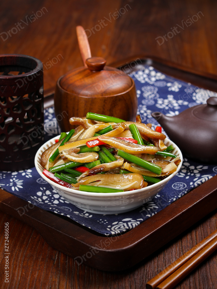 韭菜花炒猪耳朵图片