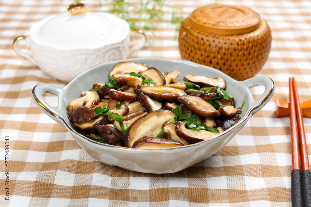 韭菜炒香菇图片