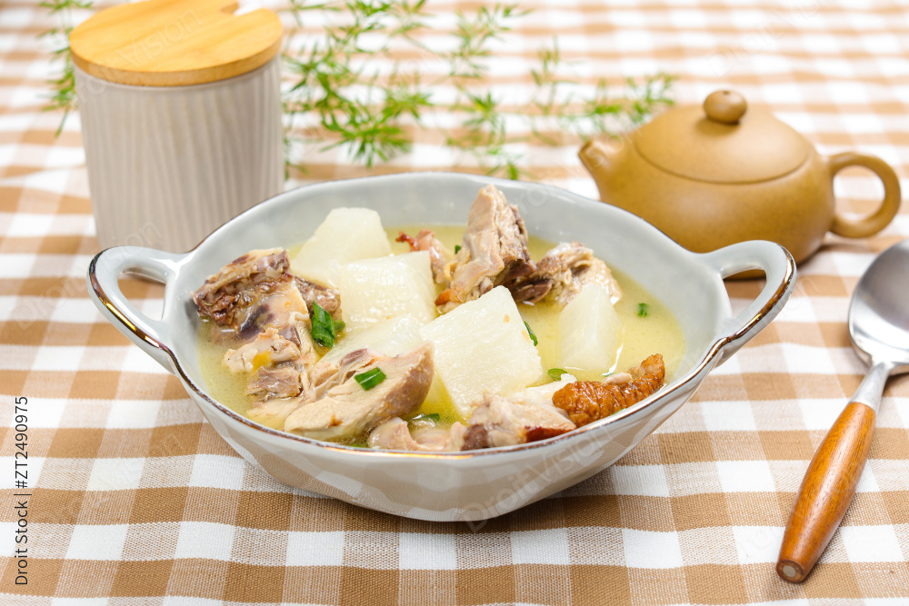 炉鸭萝卜汤图片