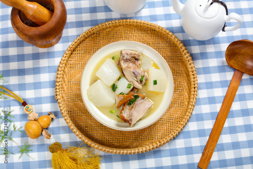 炉鸭萝卜汤图片