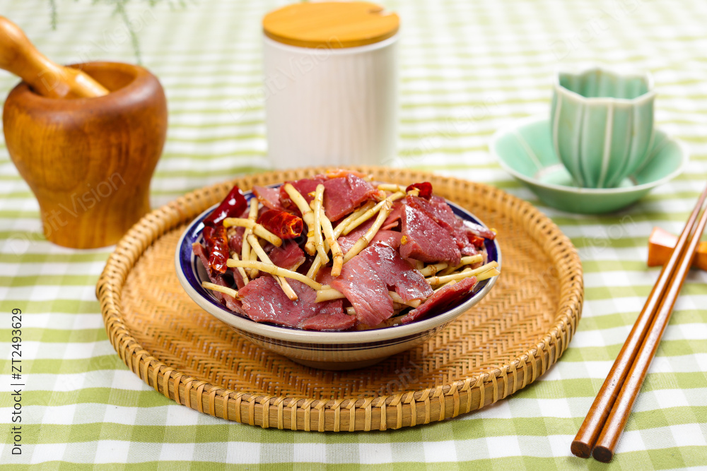 鱼腥草炒火腿肉图片