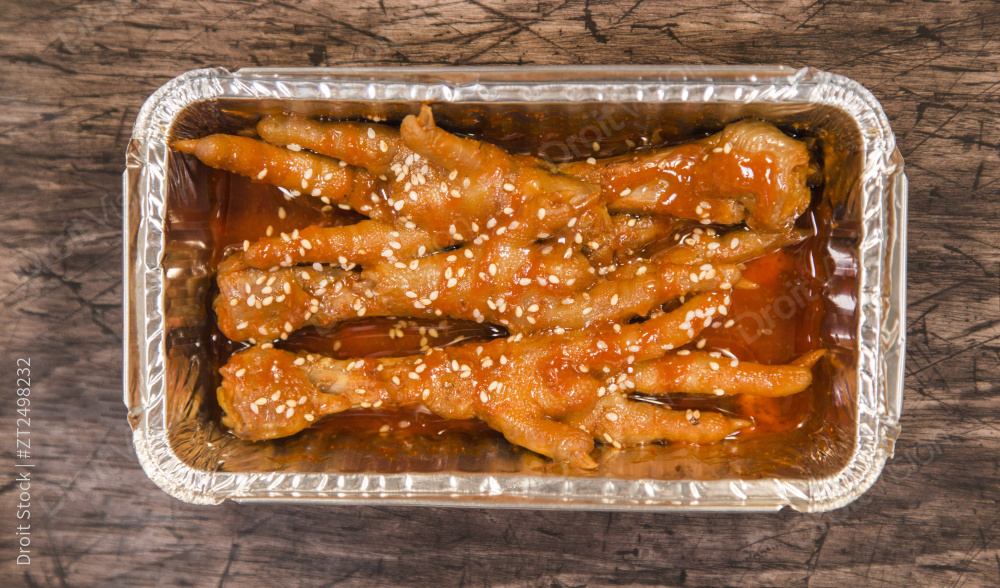 饭盒里装着的鸡爪卤菜图片