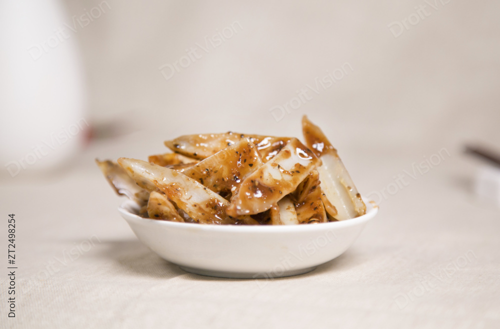 饭盒里装着的鸡爪卤菜图片