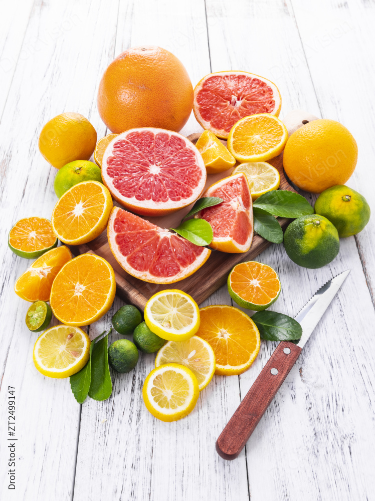 堆在一起的柑橘类水果切片图片