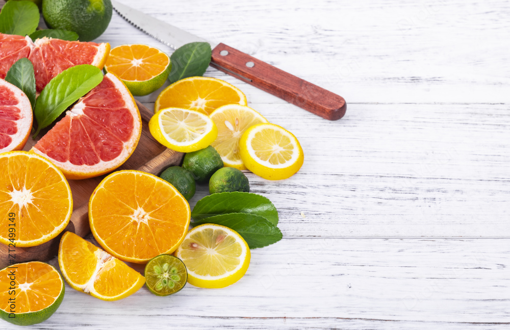 堆在一起的柑橘类水果切片图片