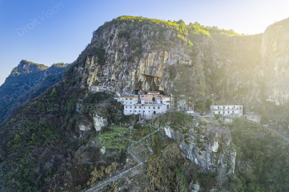 悬崖边的寺庙图片