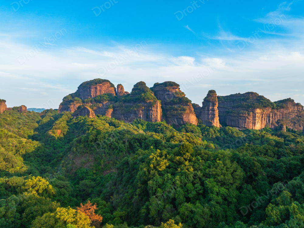 广东韶关丹霞山夕阳时分丛林美景图片