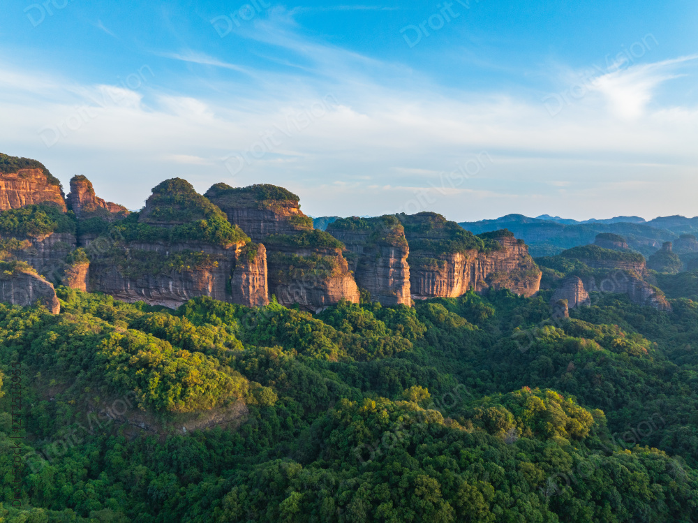 广东韶关丹霞山夕阳时分丛林美景图片
