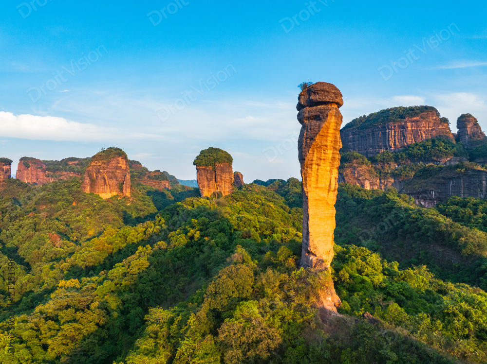 广东韶关丹霞山夕阳时分丛林美景图片