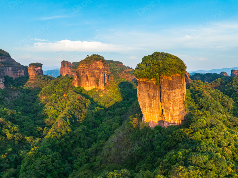 广东韶关丹霞山夕阳时分丛林美景图片