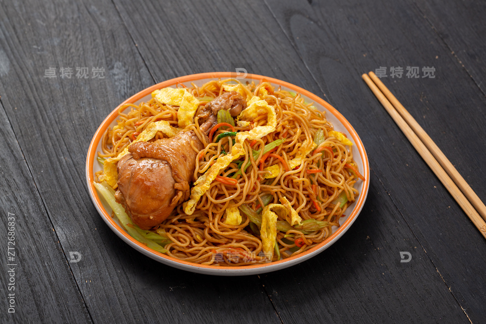 鸡腿蛋炒面图片