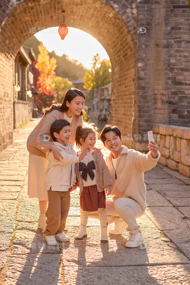 快乐一家人外出游玩图片