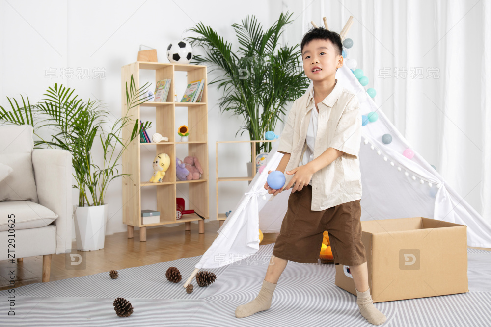 在儿童帐篷前玩纸箱子游戏的两个小朋友图片