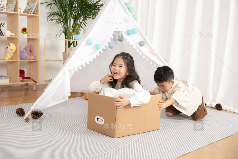 坐在纸箱子里的小女孩图片