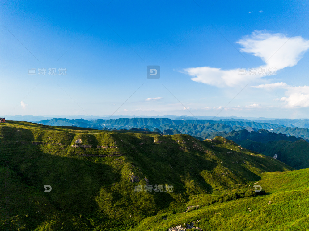 云雾缭绕的山野风光图片