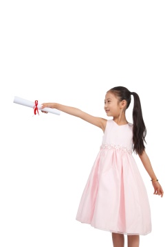 棚拍穿裙子的小女孩拿着奖状