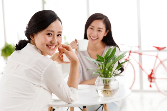 休闲的商务青年女人