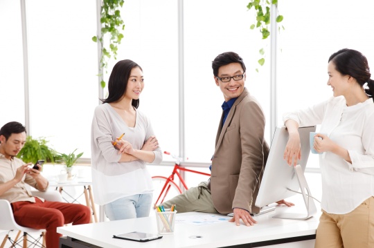 休闲的商务男女在办公室