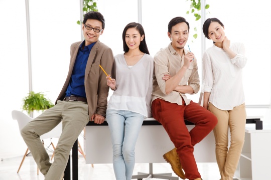 欢乐的商务男女在办公室