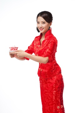棚拍身穿中国传统服装的年轻女人端茶杯