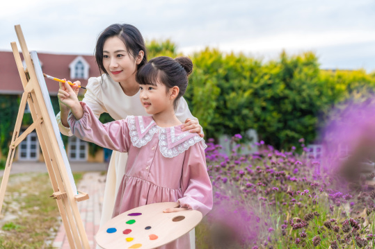 年轻母女在画画