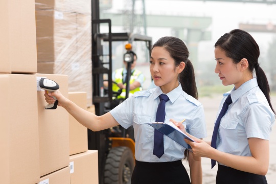 物流仓库管理人员检查货物